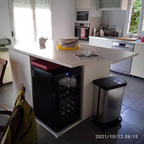 Maison de 2 chambres avec vue sur la mer jardin clos et wifi a Le Moule a 1 km de la plage